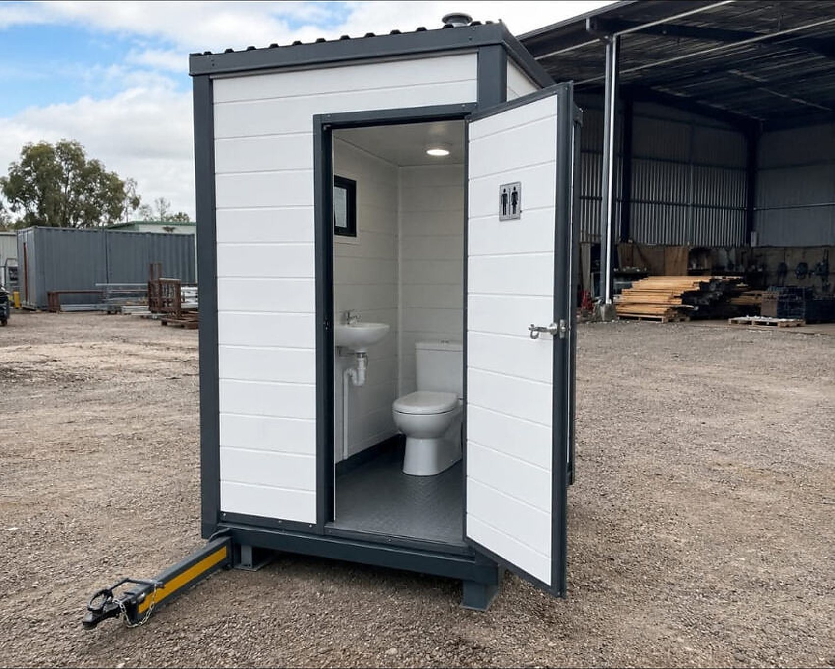 Single mobile toilet